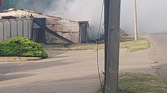 Vatrogasci dežuraju u dvorištu fabrike boja u Šidu, inspekcija obišla mesto požara