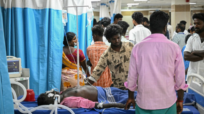 Zbog trovanja alkoholom u Indiji stradalo 54 ljudi, najmanje 142 hospitalizovano
