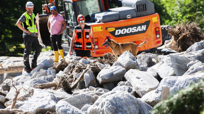 Tri osobe zatrpane u odronu kamenja nakon snažne oluje u Švajcarskoj