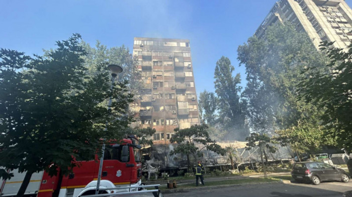 Lokalizovan požar u kafiću na Novom Beogradu, vatra zahvatila više stanova, nema povređenih