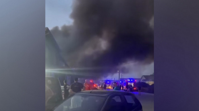 Požar u Dobanovcima pod kontrolom, nema povređenih