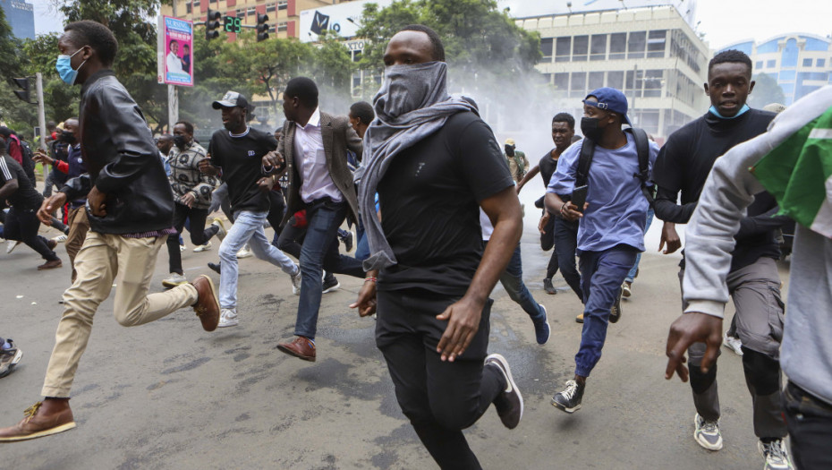 Haos u Keniji zbog povećanja poreza: Demonstranti upali u skupštinu, policija puca bojevom municijom, ima mrtvih (VIDEO)