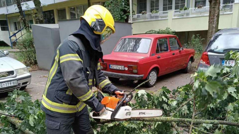 MUP o nevremenu u Srbiji: Zabeleženo više od 20 intervencija, u pojedinim mestima došlo do požara