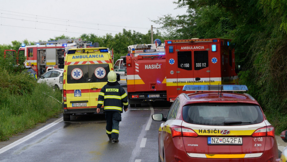 Sudar autobusa i voza u Slovačkoj: Pet osoba poginulo, pet povređeno, lokomotiva se zapalila posle udesa