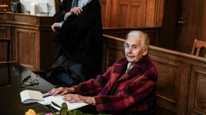 "Aušvic je bio radni a ne logor smrti": Nemački sud osudio ženu (95) na 16 meseci zatvora zbog negiranja Holokausta