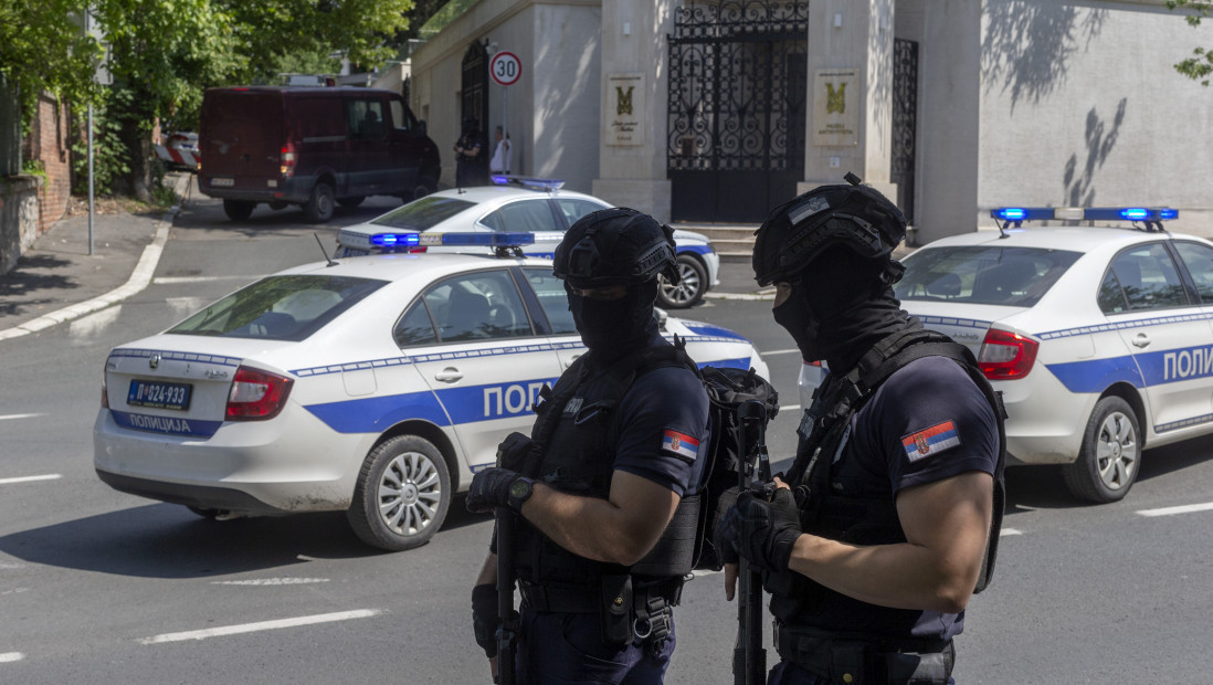 Pojačane mere bezbednosti, pretresi na više lokacija: Šta znamo o  napadu na policajca ispred ambasade Izraela