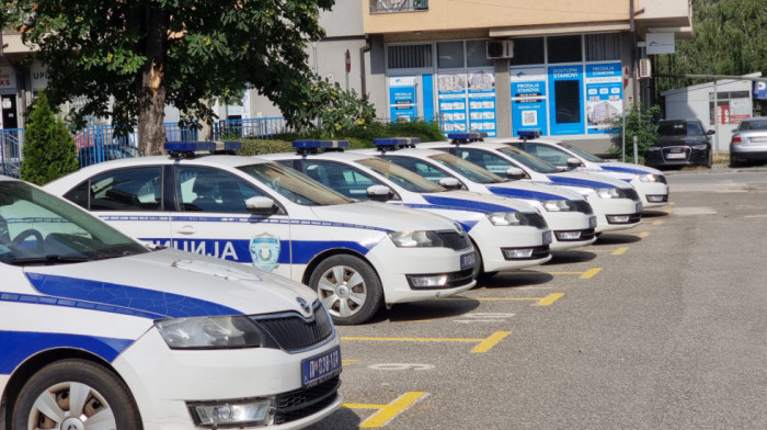 Policija u Rumi zaplenila pištolje, puške i municiju