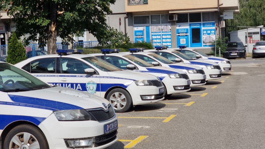 Policija u Rumi zaplenila pištolje, puške i municiju