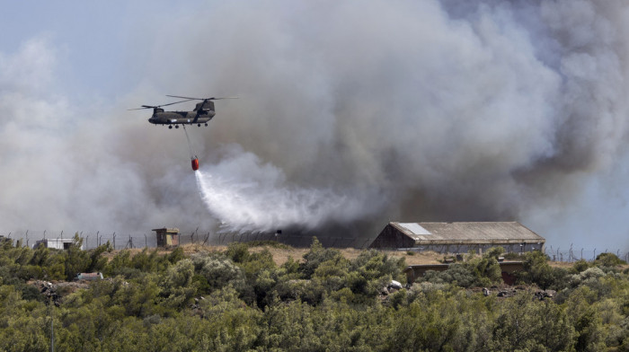 Požar na Peloponezu preti da izmakne kontroli: Na terenu 11 aviona i osam helikoptera