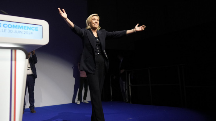 Izlazne ankete izbora u Francuskoj: Vodi Nacionalno okupljanje Marin le Pen, Makron na trećem mestu