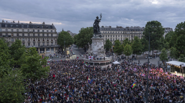 Neredi u Francuskoj nakon uspeha Nacionalnog okupljanja na parlamentarnim izborima, Oland pozvao na blokadu desničara