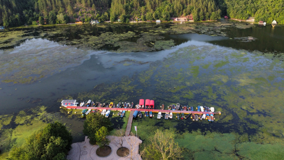 Spasena sedmočlana porodica na jezeru Međuvršje kod Čačka, čamac se zaglavio zbog niskog rastinja