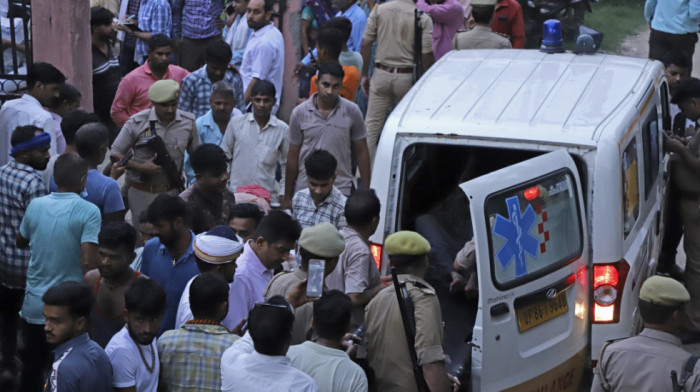 Srušila se petospratna zgrada u Indiji, najmanje sedam osoba poginulo