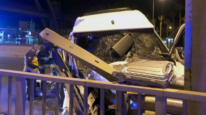 Vozač poginuo, 20 turista povređeno kada je autobus udario u stub mosta u Antaliji