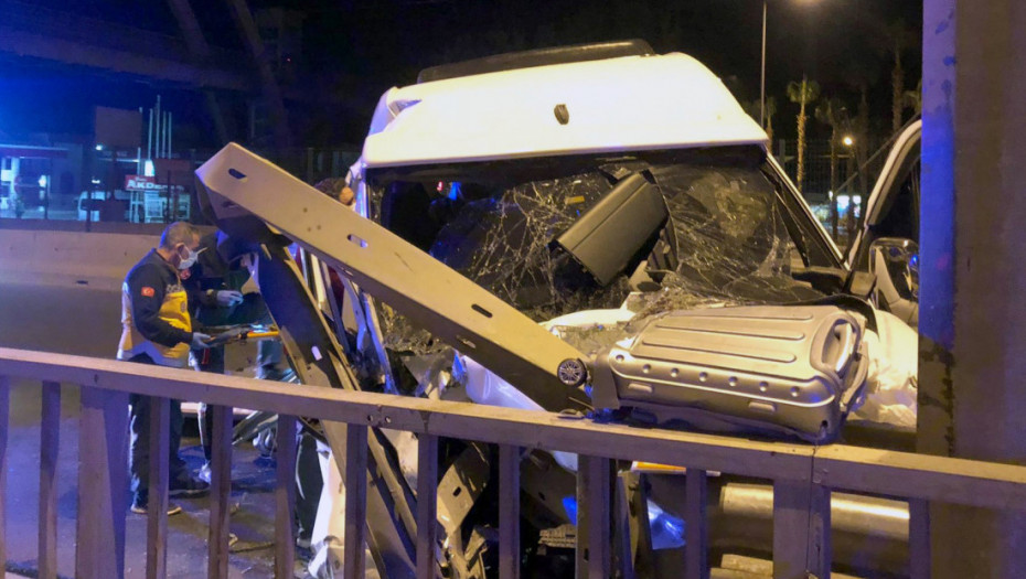Vozač poginuo, 20 turista povređeno kada je autobus udario u stub mosta u Antaliji