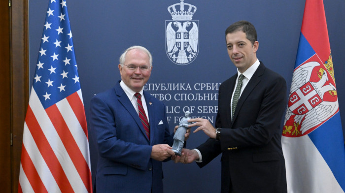 Đurić čestitao Kristoferu Hilu Dan nezavisnosti SAD i poklonio mu skulpturu Karađorđa