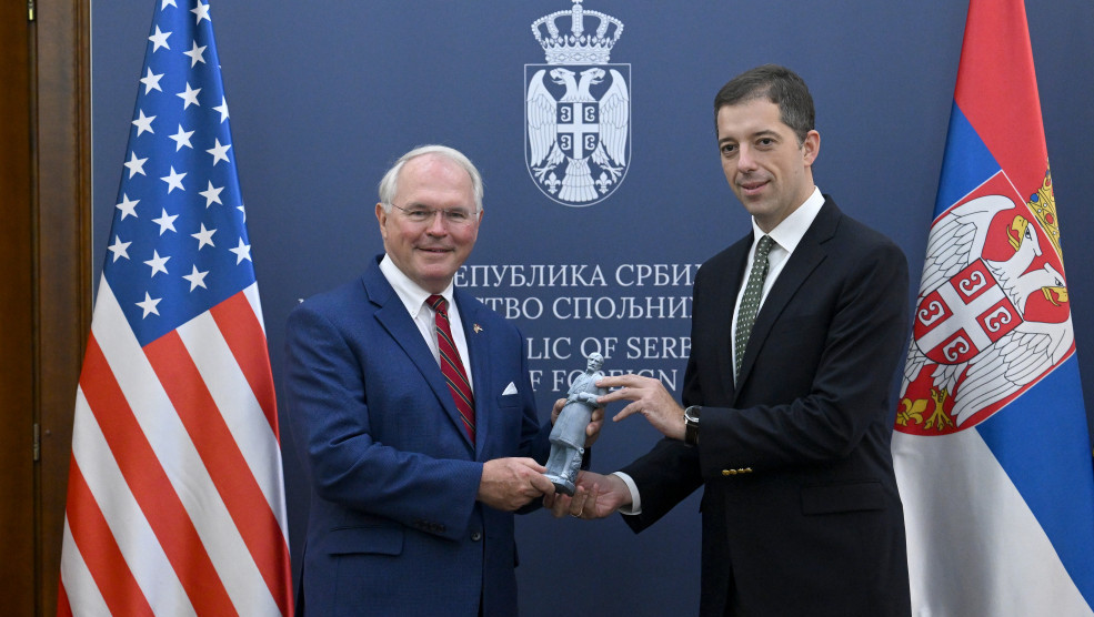 Đurić čestitao Kristoferu Hilu Dan nezavisnosti SAD i poklonio mu skulpturu Karađorđa