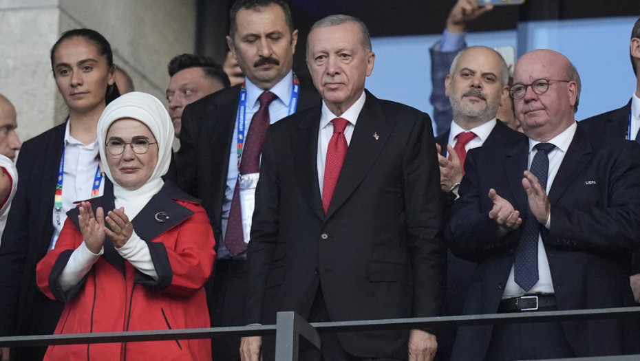 Erdogan u Berlinu bodri Tursku protiv Holandije, u meču za evropsko polufinale (VIDEO)