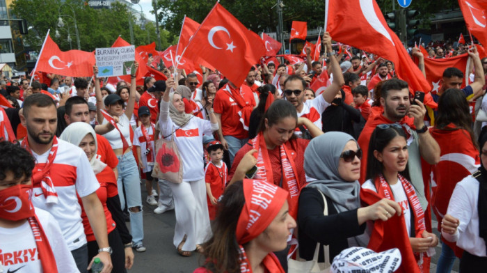 Sukob navijača u Berlinu nakon četvrtfinalnog meča EP Turska - Holandija, privedeno više osoba