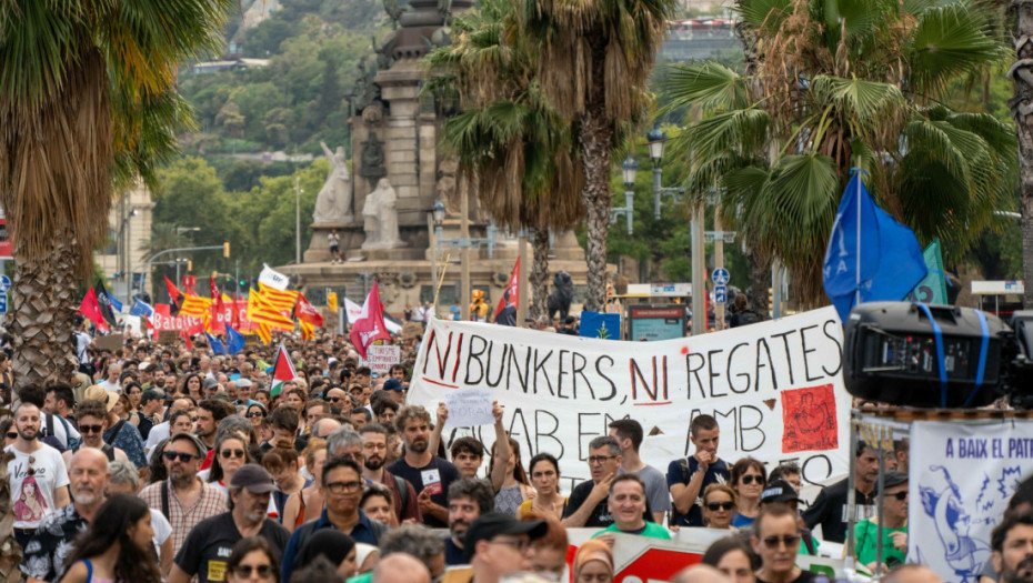 Demonstracije u Barseloni protiv masovnog turizma, okupljeni prskali turiste iz vodenih pištolja