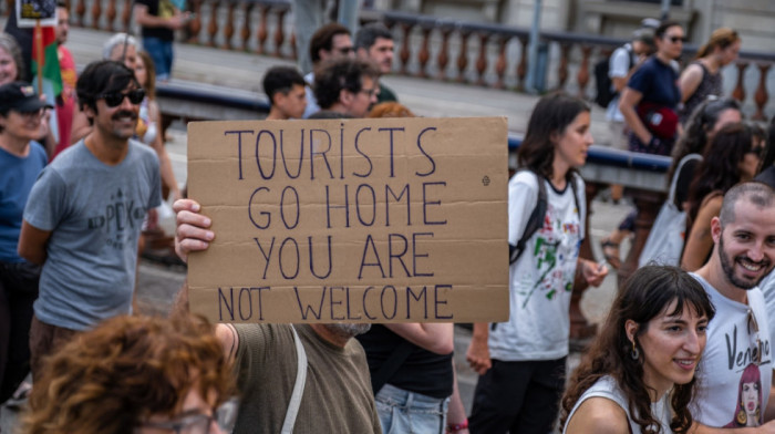 Španski ministar turizma osudio prskanje turista vodenim pištoljima u Barseloni