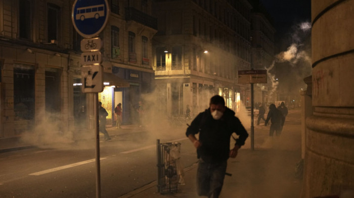 Sukob policije i pristalica ekstremne levice u Parizu, u Marseju demonstranti uzvikuju : ''Svi mrze Bardela''