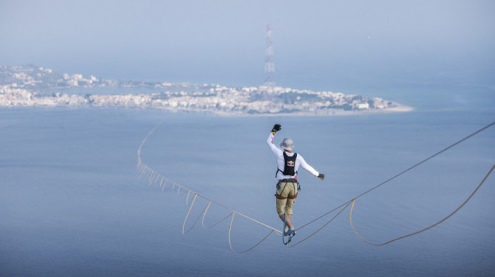 Na žici prošetao od italijanskog kopna do Sicilije: Pad u poslednjih 80 metara ga koštao Ginisovog rekorda