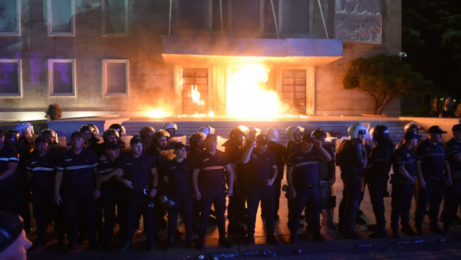 Albanska opozicija bacala molotovljeve koktele na kabinet premijera