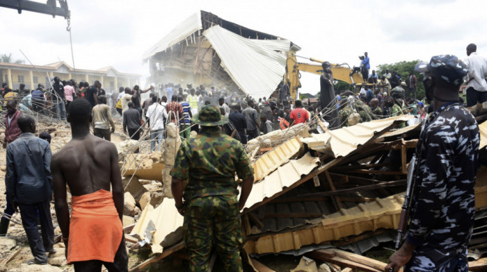 U urušavanju škole u Nigeriji 22 učenika poginula, 132 spaseno iz ruševina