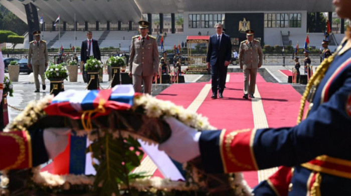 Vučić položio venac na grob Neznanom junaku u Kairu