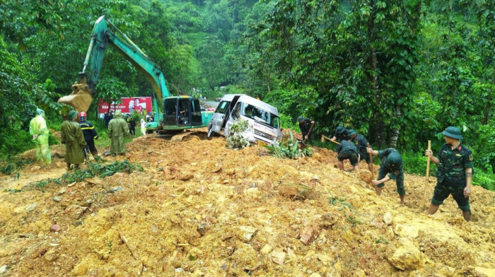 Tragedija u Vijetnamu: Najmanje 11 ljudi poginulo kada je klizište zatrpalo kombi