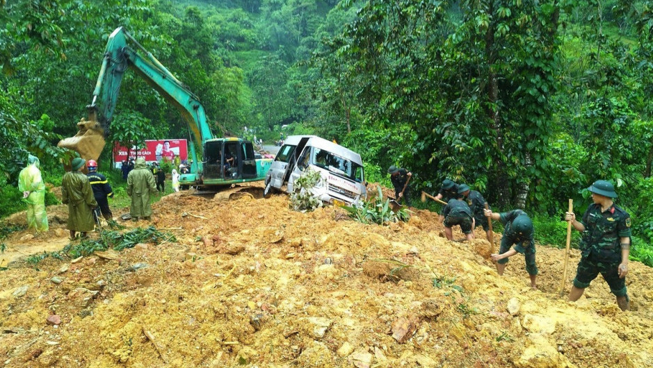 Tragedija u Vijetnamu: Najmanje 11 ljudi poginulo kada je klizište zatrpalo kombi