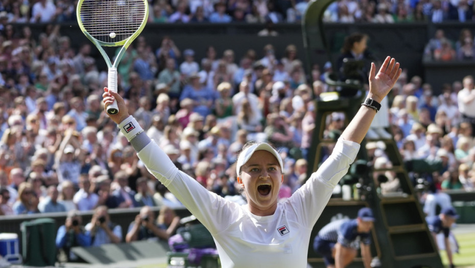 Krejčikova podigla trofej Vimbldona: Drugi Grend slem u karijeri za Čehinju