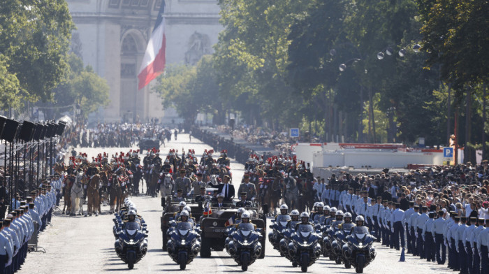 Obeležen Dan pada Bastilje, upaljena Olimpijska baklja: Vojni orkestar, 22 helikoptera i Marseljeza u Parizu