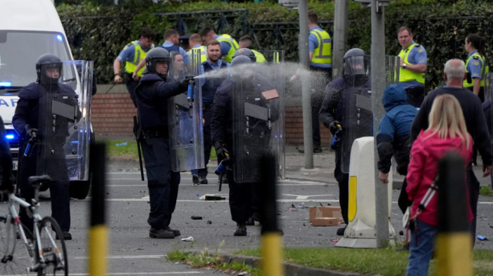 Neredi u Irskoj zbog izgradnje centra za azilante: Demonstranti bacali cigle i petarde na policiju