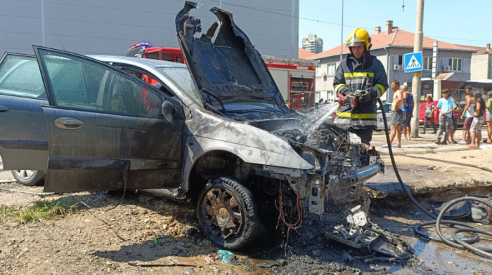 Zapalio se automobil u Beogradu u toku vožnje, vatrogasci spasili roditelje i bebu