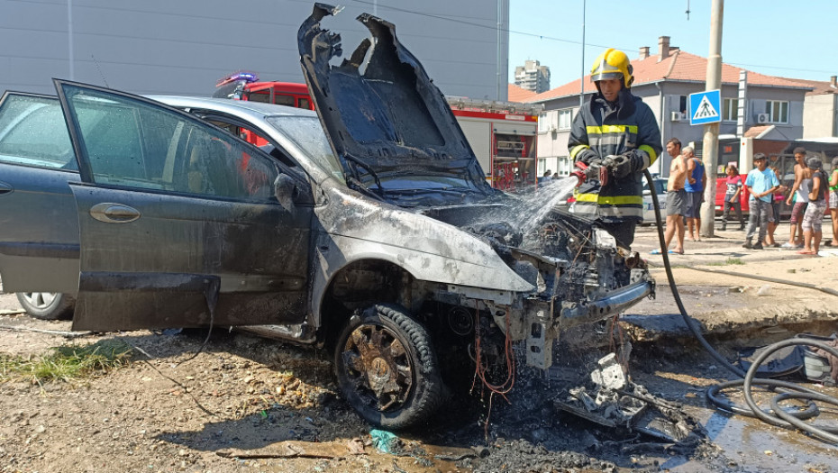 Zapalio se automobil u Beogradu u toku vožnje, vatrogasci spasili roditelje i bebu