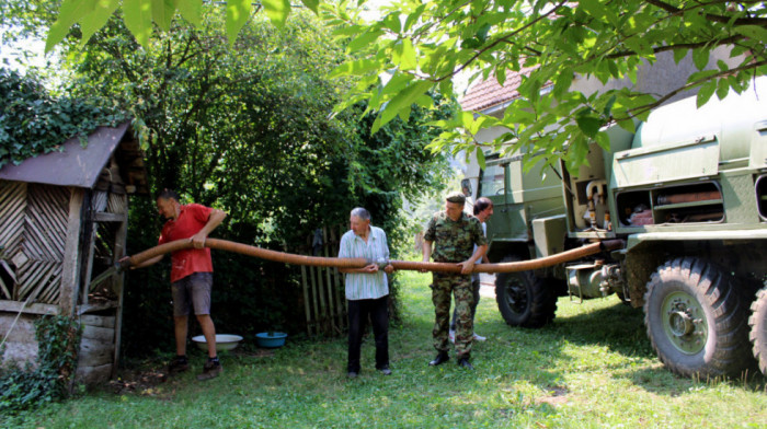 Pripadnici Vojske Srbije pružaju pomoći u ublažanju posledica suše u Mionici i Sjenici