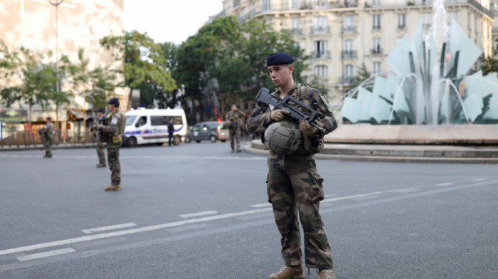 Automobil se zakucao u terasu restorana u Parizu: Jedna osoba poginula, šest povređeno
