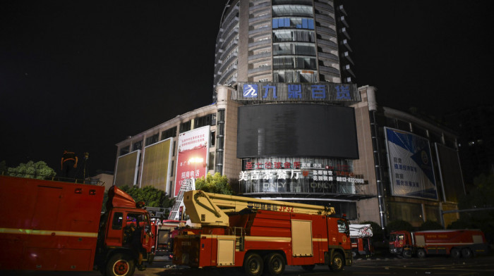 Veliki požar u Kini: Stradalo najmanje 16 ljudi, gorela zgrada sa 14 spratova i tržnim centrom