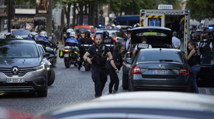 Francuski ministar unutrašnjih poslova: Policajac povređen nožem u cetru Pariza, počinilac neutralisan