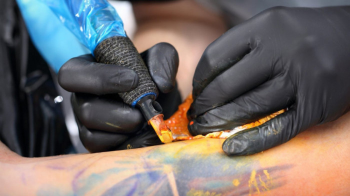 Ljudi sa brojnim ili velikim tetovažama izloženi većem riziku: U bocama mastila potencijalno opasne bakterije