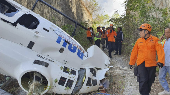 Petoro turista preživelo pad helikoptera na Baliju nakon što se letelica uplela u kanap zmaja