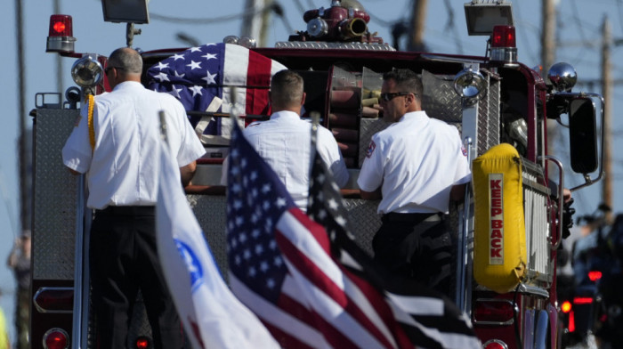 Amerika tuguje: Stotine vatrogasaca na sahrani njihovog bivšeg šefa koji je ubijen prilikom atentata na Trampa