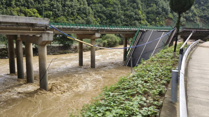 Urušio se most zbog poplava u Kini: Nekoliko vozila upalo u reku, 11 poginulih i 30 nestalih