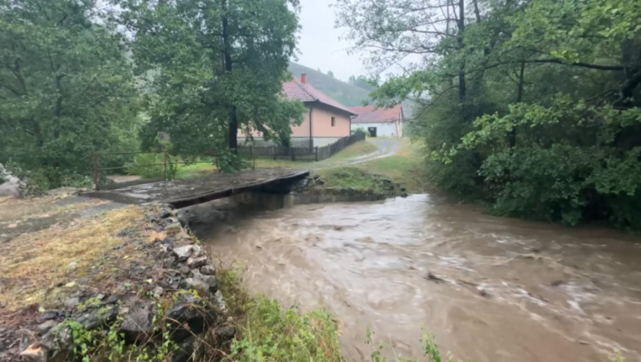 Snažno nevreme zahvatilo delove opštine Gornji Milanovac, padao grad veličine lešnika. Čemernica preti izlivanjem