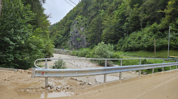 Jako nevreme protutnjalo Slovenijom: Vetar nosio krovove i rušio drveće