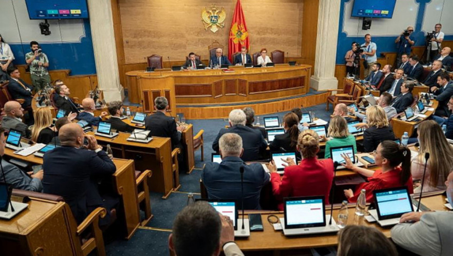 Protest u Podgorici zbog uklanjanja crnogorske zastave iz parlamenta Crne Gore, Mandić je zamenio slikom Petra Lubarde