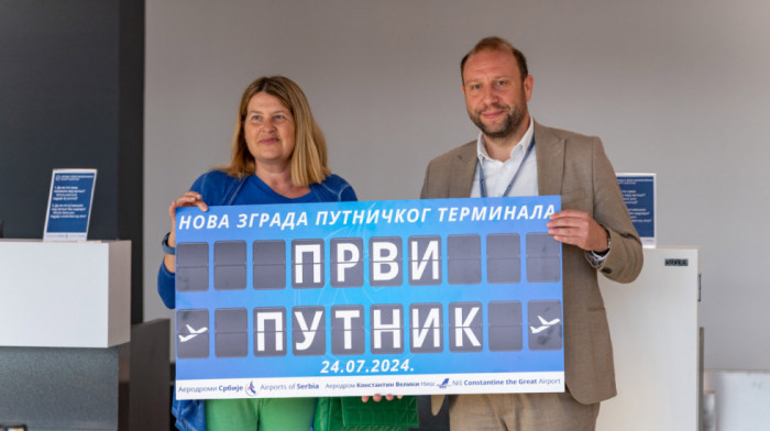 Prvi putnik na novom terminalu niškog aerodroma dobio tombak cara Konstantina