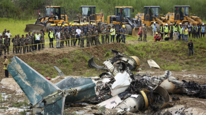 U padu aviona u Nepalu poginulo 18 osoba, pilot jedini preživeo, policija i vatrogasci na terenu